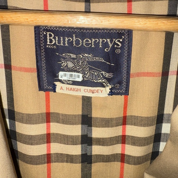 Burberry Classic Tan Double-Breasted Trench Coat - Picture 2 of 5